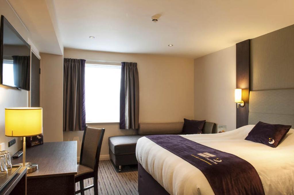 Premier Inn London City - Aldgate Exterior photo