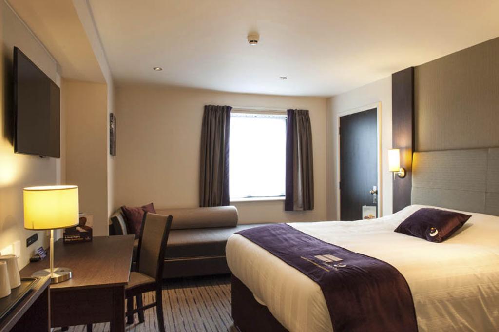 Premier Inn London City - Aldgate Exterior photo