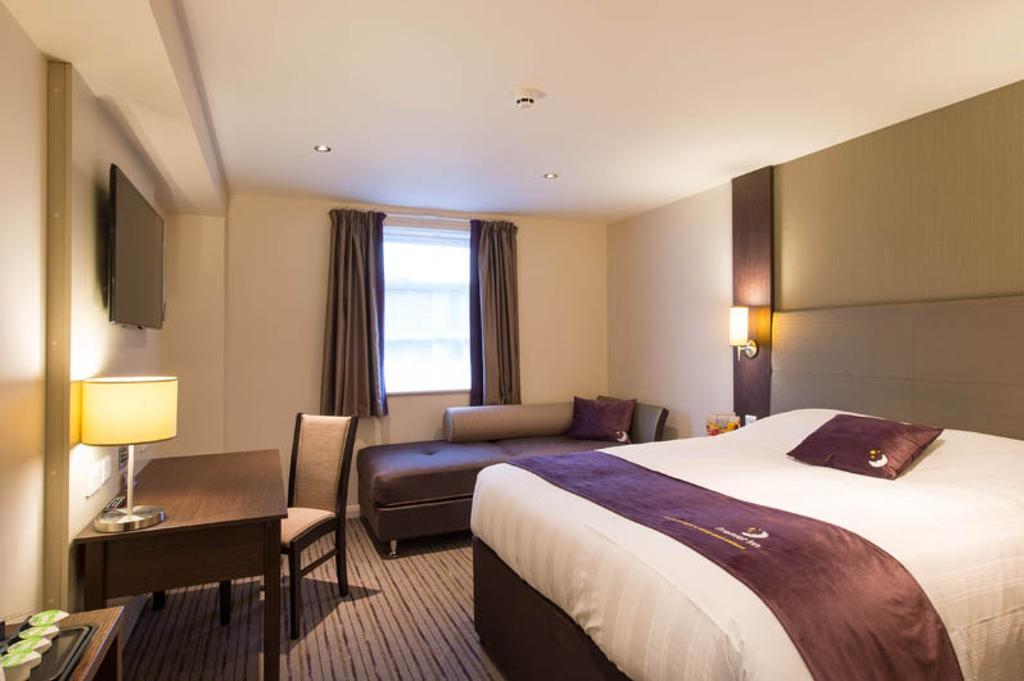 Premier Inn London City - Aldgate Exterior photo