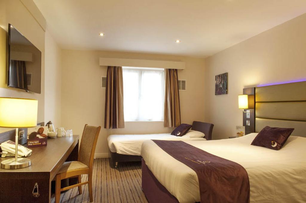 Premier Inn London City - Aldgate Exterior photo