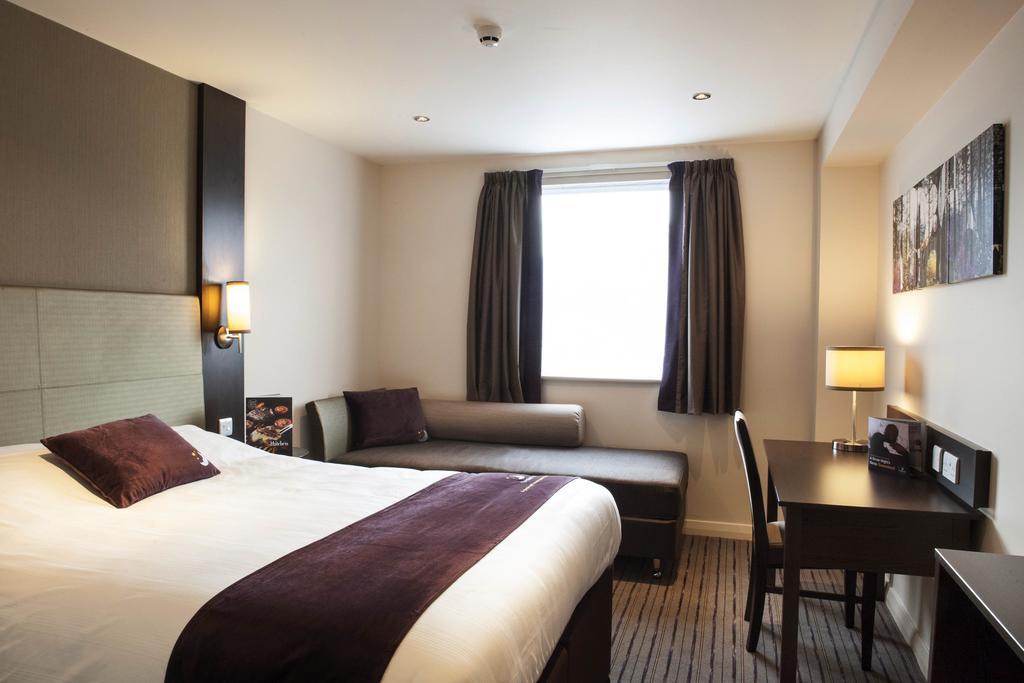 Premier Inn London City - Aldgate Room photo