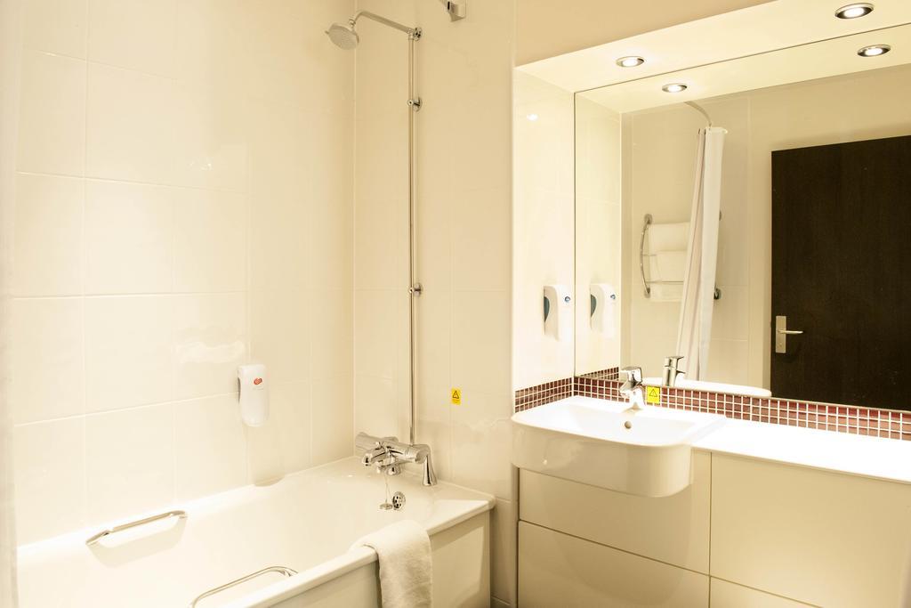 Premier Inn London City - Aldgate Room photo